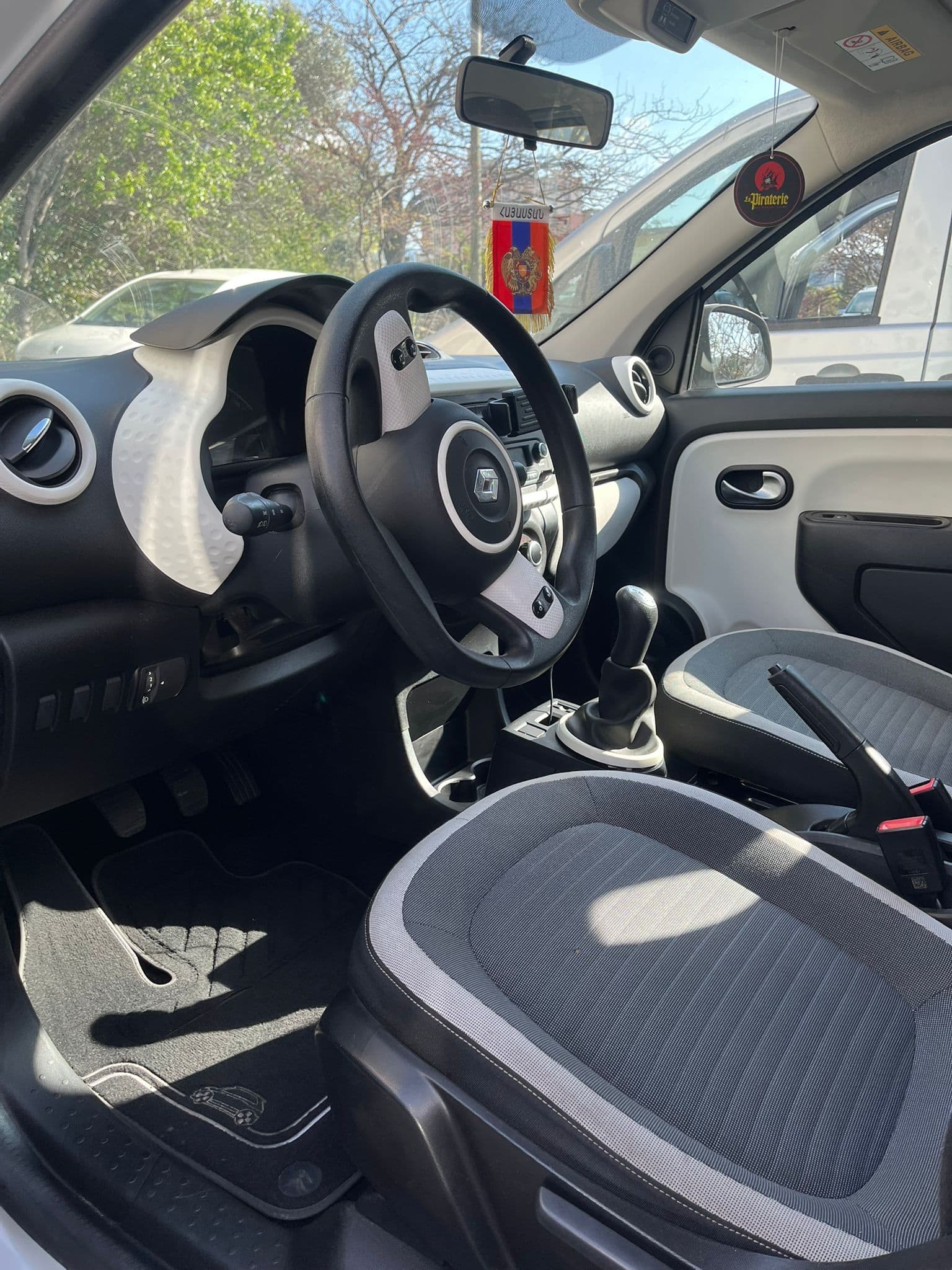 Nettoyage à domicile intérieur Renault Twingo à Marseille
