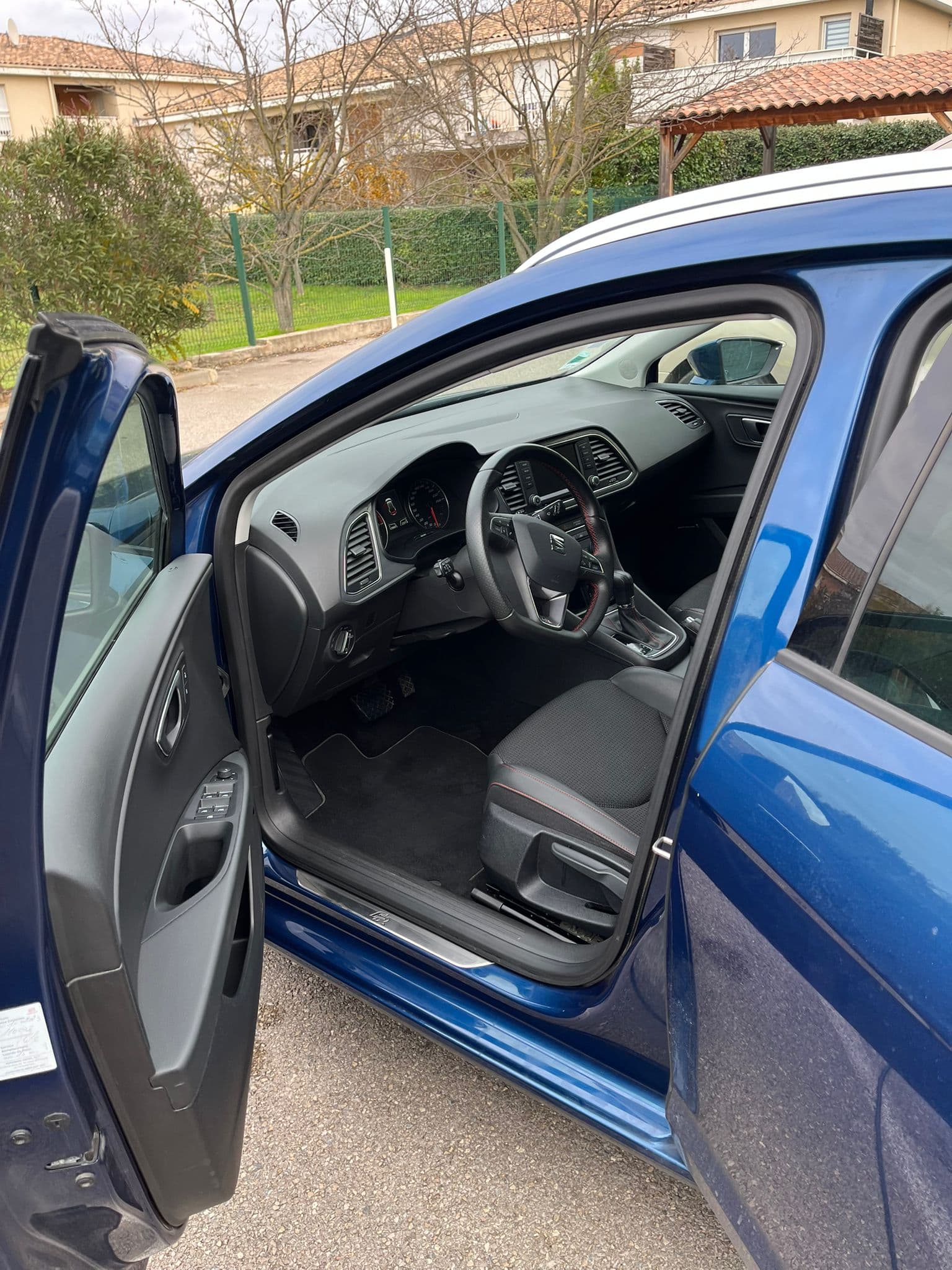Nettoyage intérieur Seat Leon FR bleue à Marseille